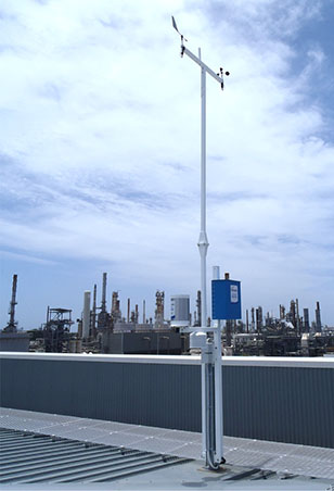Environdata roof-mounted 5-metre tilt mast Weather Maestro weather station at Oil Refinery